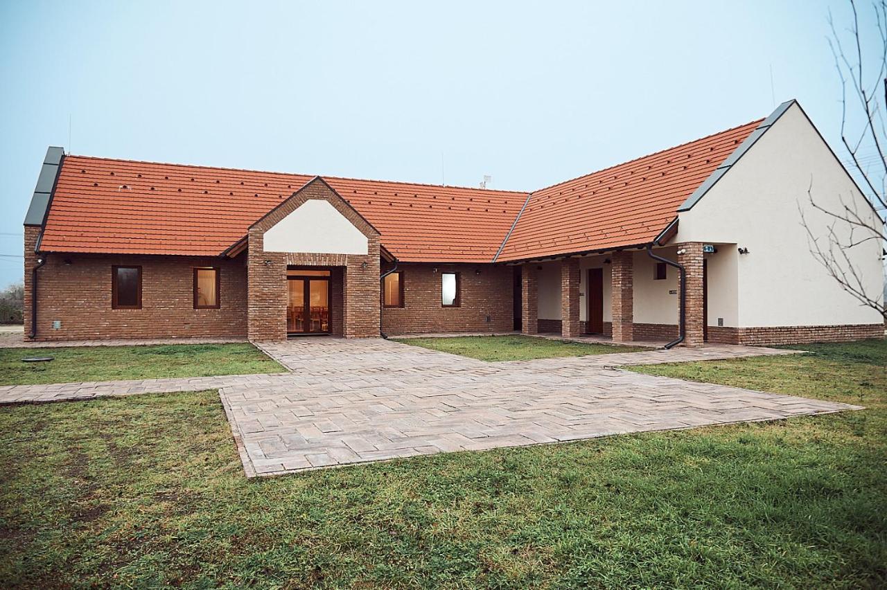 Hotel Vadvirag Vendeghaz Izsák Zewnętrze zdjęcie